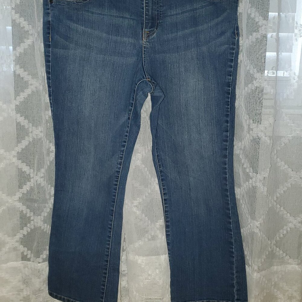New York & Company Flare leg Stretchy bottoms above ankle Size 14